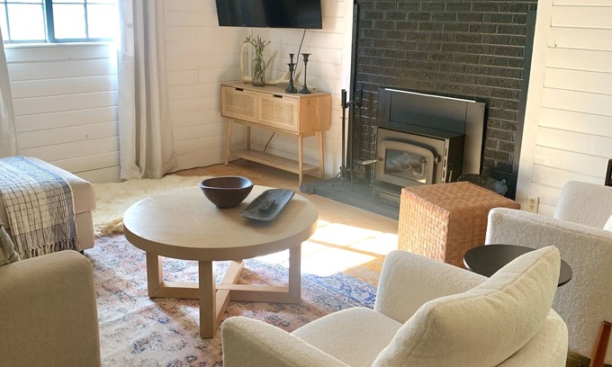 Cloudcroft Cabina | Cozy Cottage Cabin with Wood Burning Fireplace - Pet Friendly! Charming Updates!