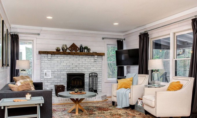 Cherry Log Cabaña | Cozy cottage close to hiking, wineries, shops in downtown Ellijay and Blue Ridge