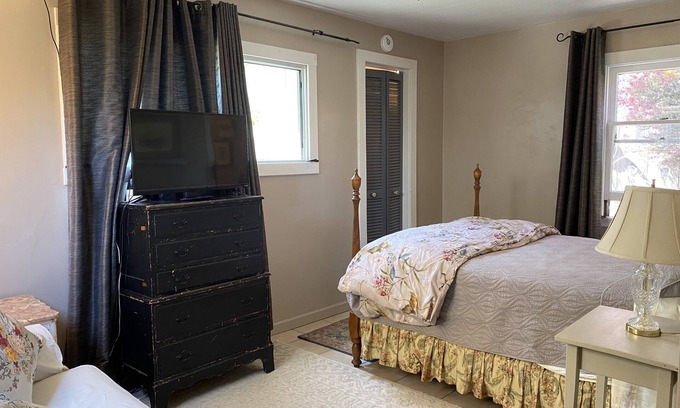 Salinas Apartamento | Cozy Cottage Close to Heart of Salinas.