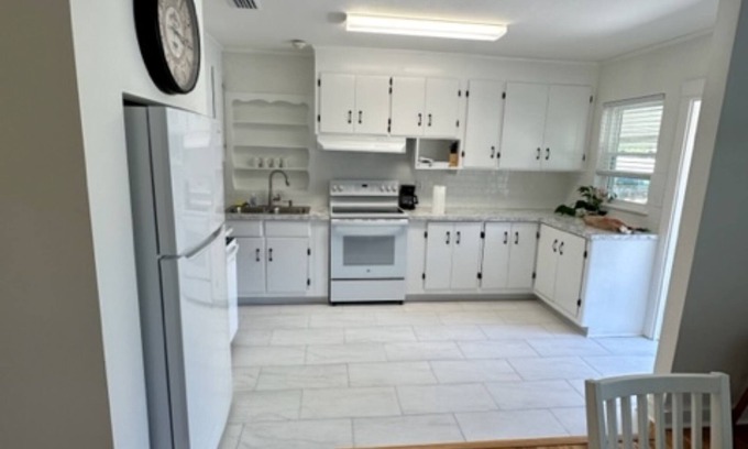 Bainbridge Cabaña | Cozy cottage convenient to downtown, restaurants, and medical facilities.