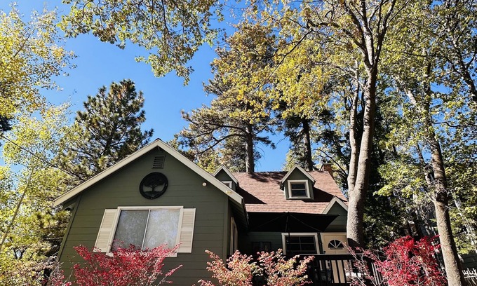 Cedar Glen Casa | Cozy Cottage, dog friendly, fireplace, beautiful outdoor seating!