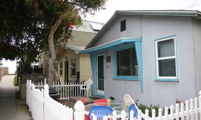 Mission Beach Cabaña | Cozy Cottage/Flat Steps to Ocean 2 Bedroom, 1 Bath- Sleeps 7- Fantastic Location