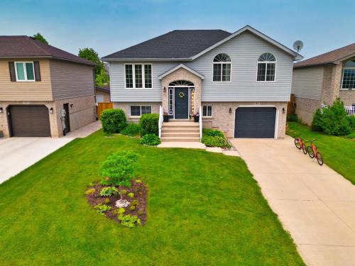 Meaford Casa | Cozy Cottage for Fall Getaways, Private backyard, decks