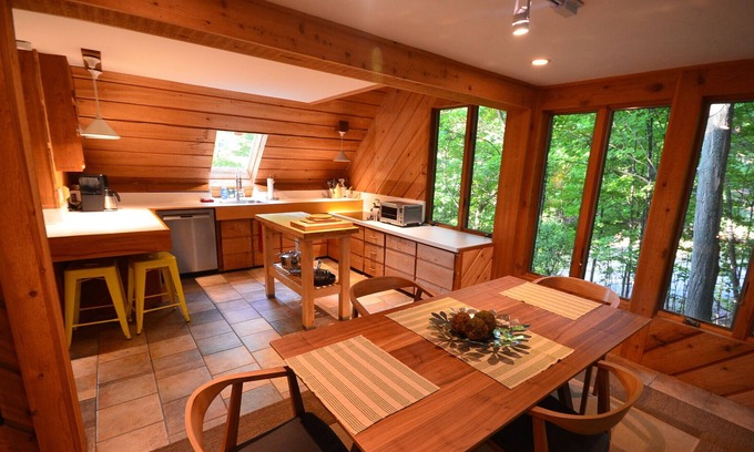 Suttons Bay Cabina | Up North Treehouse-Suttons Bay-Se sienta en lo alto de los árboles. En la aldea