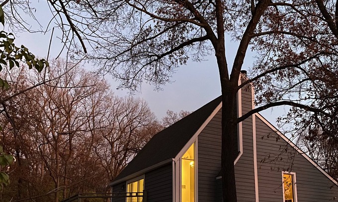 Kansas City Cabaña | Cozy Cottage House in Park-like Setting, Perfect location