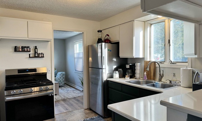 Avon Lake Casa | Cozy Cottage in Avon Lake, OH. Pet Friendly!