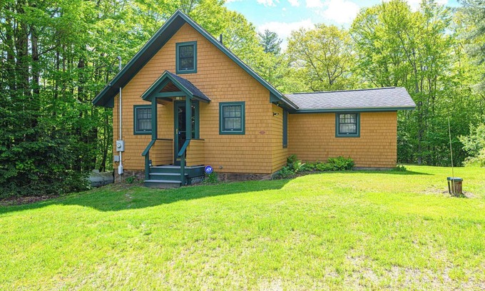 Blodgett Landing Cabaña | Cozy Cottage in Newbury, NH - Walkable to Lake Sunapee