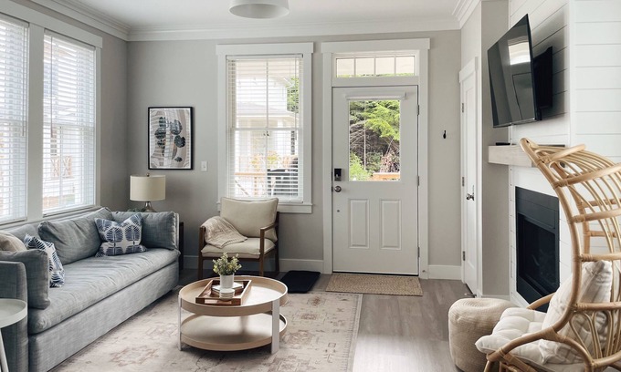 Seabrook Cabaña | Cozy Cottage in Seabrook w/ Private Hot Tub