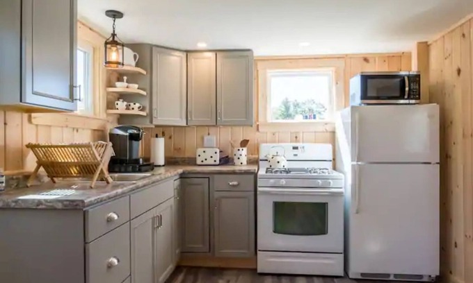 Freeport Cabaña | Cozy Cottage in the heart of Freeport - 5 minute walk to outlets