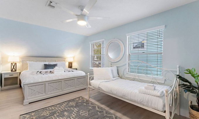 Clear Lake Shores Cabaña | Sunset Bungalow-Boardwalk and Bay!