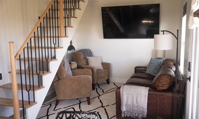 Brookfield Apartamento | CoZy Cottage in the heart of Linn County! Sleeps 5 and DELUXE spa-like bathroom!