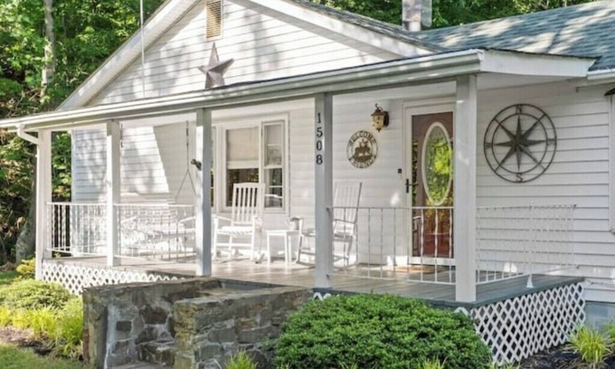 Millboro Casa | Cozy Cottage in the Woods-Firepit-BBQ-Games-Smores