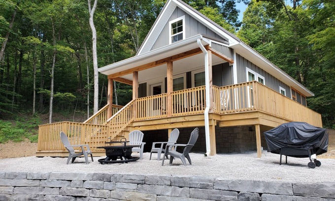 Christian County Cabaña | Cozy Cottage In The Woods