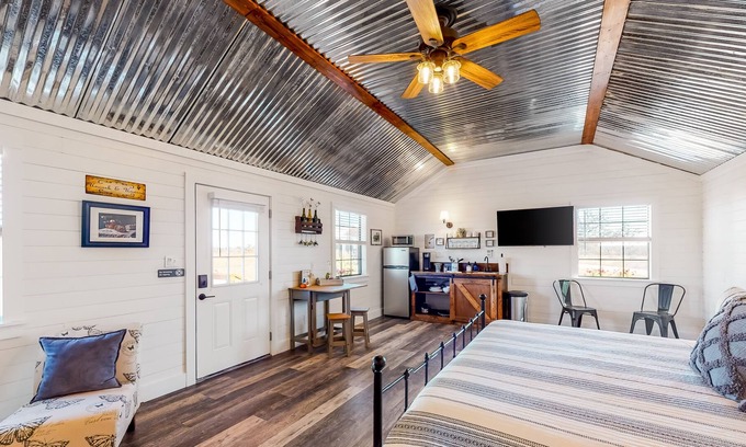Fredericksburg Cabaña | Cozy cottage in Wine Country with AC/heat, private deck, & high-speed WiFi