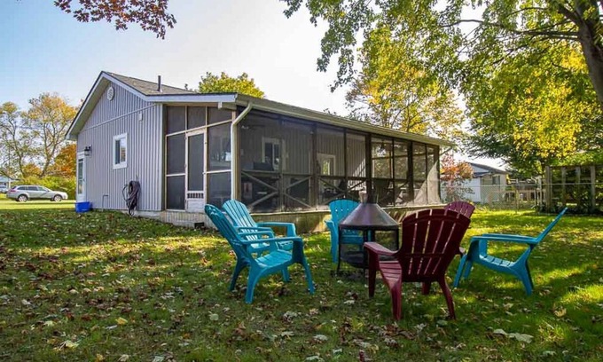 Port Burwell Cabaña | Big Fun Little Cottage - Cozy Cottage in Walking Distance to Beach and Town