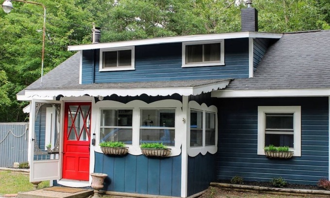 Pentwater Casa | Cozy cottage just minutes from Lake Michigan!