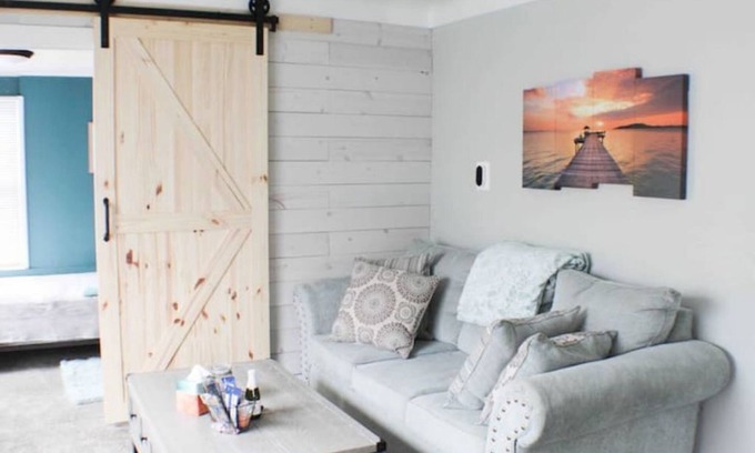 Port Clinton Cabaña | Cozy cottage located in the heart of Port Clinton. Pet Friendly too!