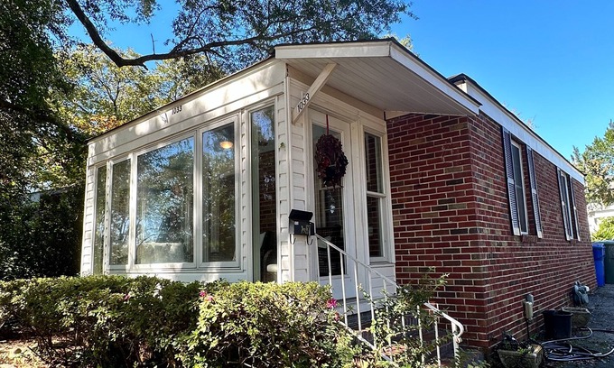 Earlewood Casa | Cozy Cottage located downtown Columbia Minutes from USC & Ft. Jackson