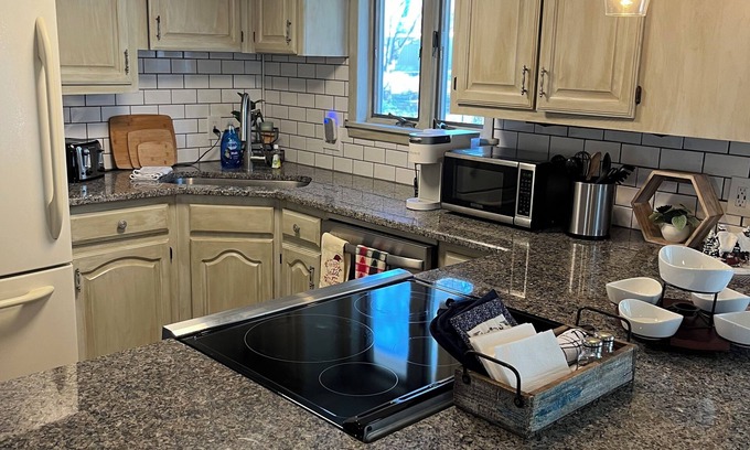 Bonham Casa | Cozy cottage, located in Bonham, close to attractions including 2 nearby lakes.
