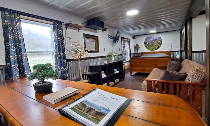 Athens Cabaña | Cozy cottage located on 133 acres.