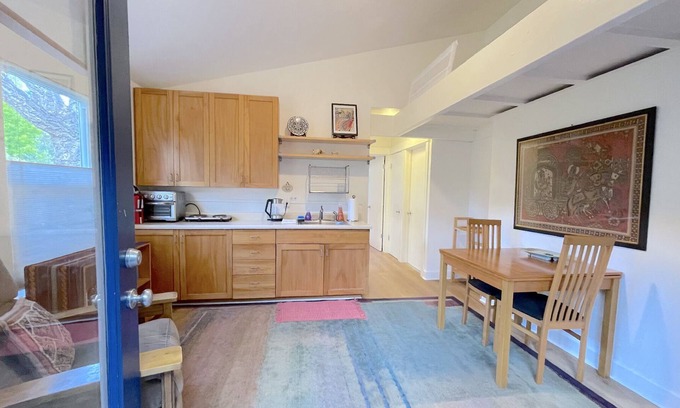 Westside Santa Cruz Cabaña | Cozy Cottage located in the Upper Westside of Santa Cruz!