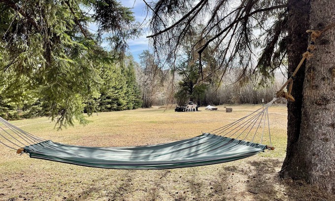Central Alberta Cabaña | Cozy Cottage near Ski Hill Retreatn-Sleeps 4