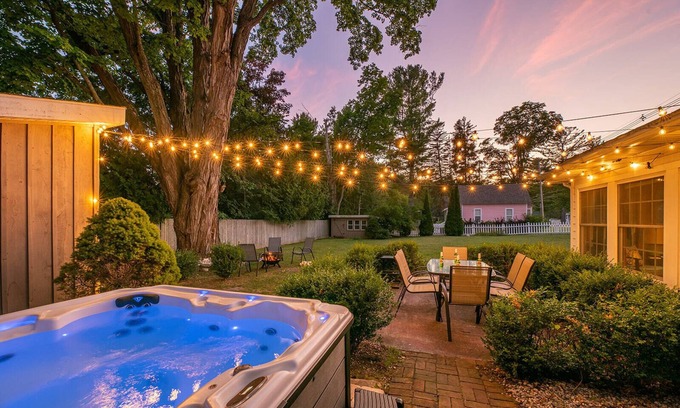 Walloon Lake Cabaña | Cozy Cottage near Lake & Skiing, Hot Tub, fireplace & Fire-pit, Pets Allowed