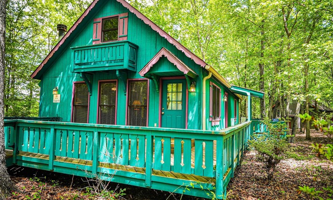 Pine Mountain Chalet De Esquí | Cozy cottage nestled in the woods.