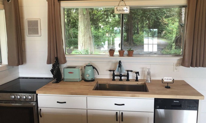 Lake Morton-Berrydale Casa | Cozy Cottage on a LAKE!