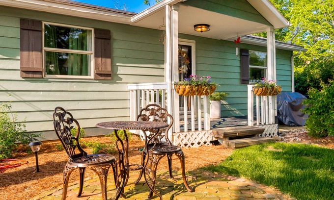 Shelbyville Otro | Cozy cottage on beautiful Chickapoo Farm with amazing views.