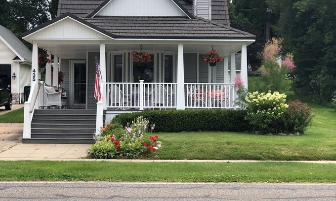Boyne City Cabaña | Cozy cottage on beautiful Lake Charlevoix