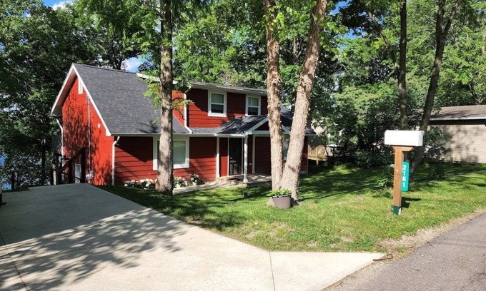 Columbia City Casa | Cozy Cottage on Cedar Lake with Children's Club House. Perfect For Families
