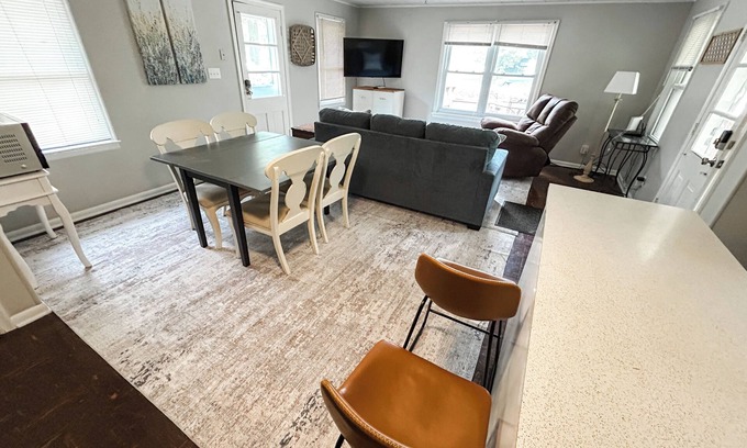 Kendall Casa | Cozy Cottage on Gravel Lake, WMU, Wine Trail, Kayaks