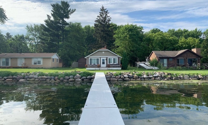 McFarland Cabaña | Cozy Cottage on Lake Kegonsa