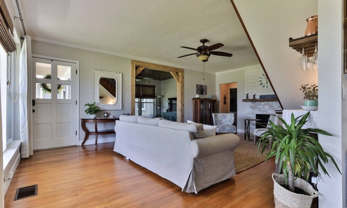 Holly Hill Cabaña | Cozy Cottage on the River