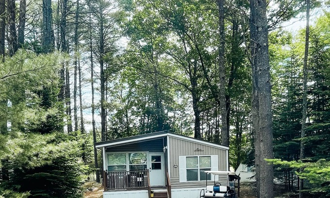 South Casco Casa | Cozy cottage on the 9th fairway at Point Sebago