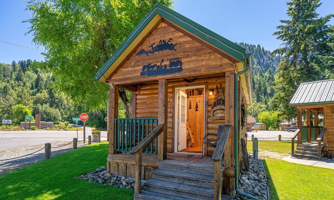 Northport Cabaña | Cozy Cottage on the edge of town.