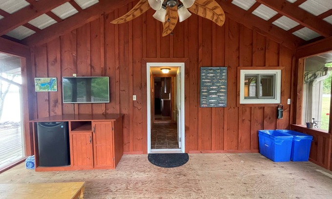 Rideau Lakes Cabaña | Cozy cottage on the Rideau, relax with the whole family