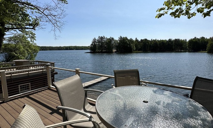 Manistique Cabaña | Cozy Cottage on the lake w/ all new remodel