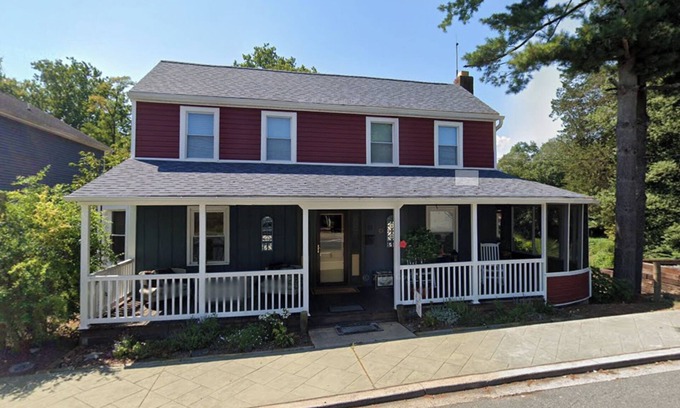 North East Cabaña | Cozy Cottage on the North East River in Town!