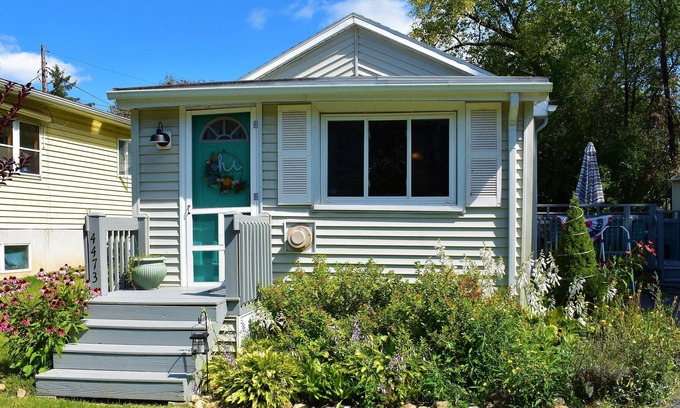 Canandaigua Cabaña | Cozy cottage one block to Lake. Perfect for couples & solo travelers w/a pup!