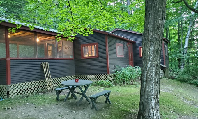 Forest Dale Cabaña | Cozy Cottage overlooking Lake Dunmore