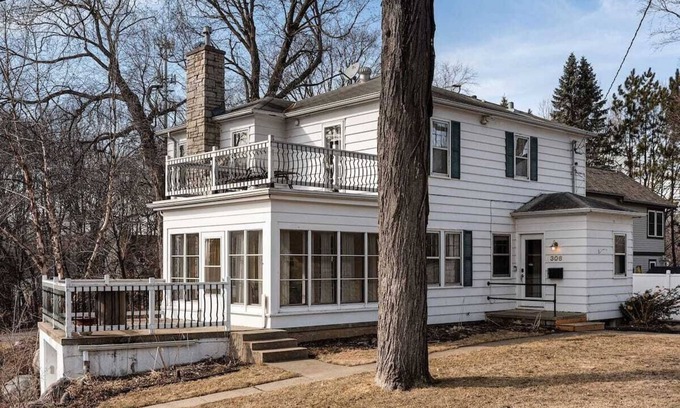 Wayzata Casa | Cozy Cottage/Porch/Firepit Only 15min from Dt MPLS