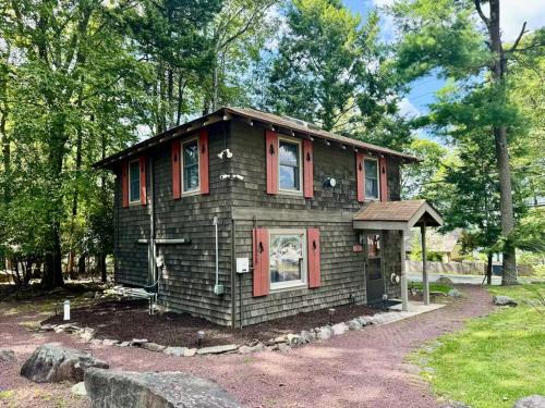 Lake Harmony Estates Casa | Cozy Cottage, Private Lake Access, Fires and Fun!
