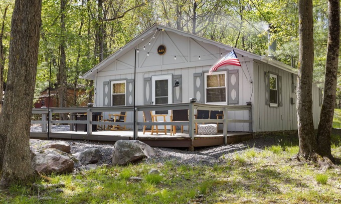 Albrightsville Cabaña | Cozy cottage retreat in Albrightsville. 10 min from skiing and tubing!