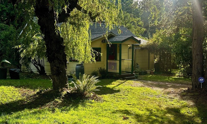 Olympia Cabaña | Cozy Cottage Retreat w/ Open Air Bath house, one minute walk to Squaxin Park