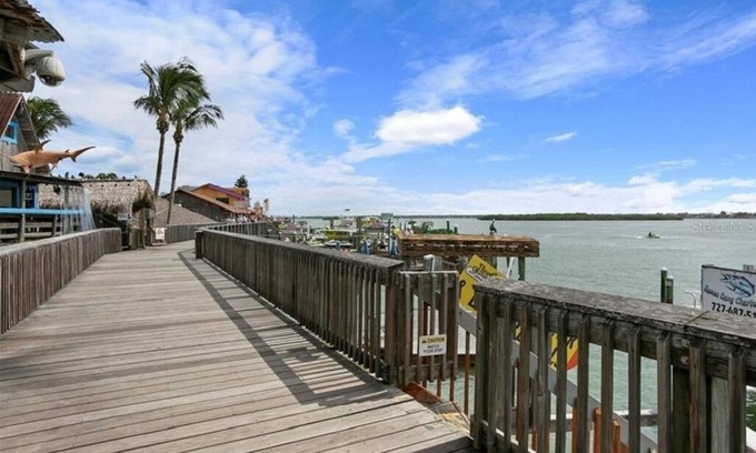 Madeira Beach Cabaña | Ocean Breeze - ¡Acogedora cabaña que está cerca de la playa y del Paso de John!