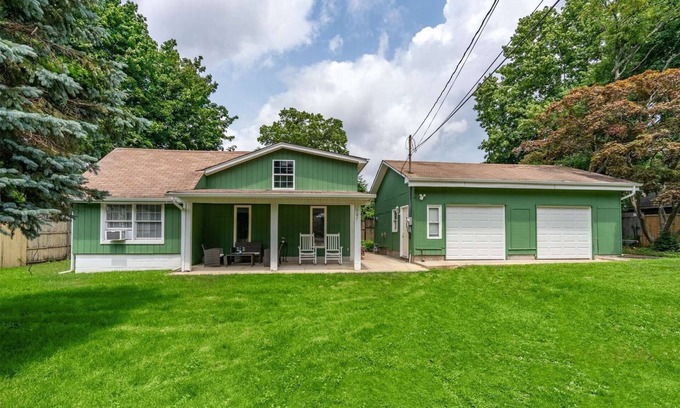 Northport Casa | Cozy Cottage- Tucked Away and Private. Close to Village and Shopping.