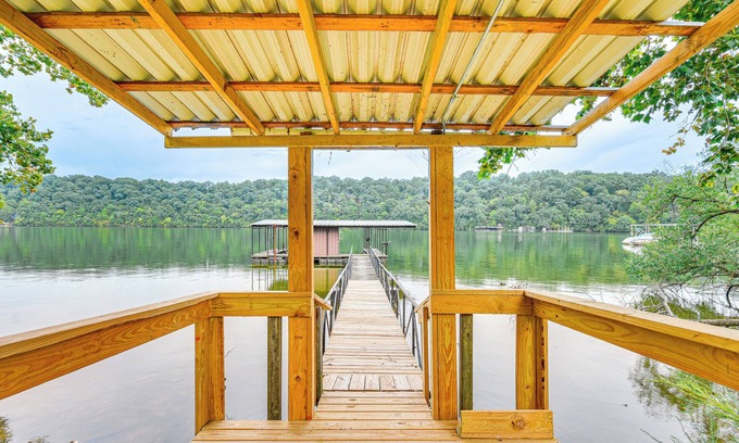 Barnett Cabaña | Cozy Cottage w/ Deck: Walk to Lake of the Ozarks!