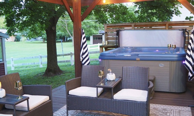 La Salle Casa | Cozy Cottage w/ Hot Tub, 75" TV, Games, Kitchen